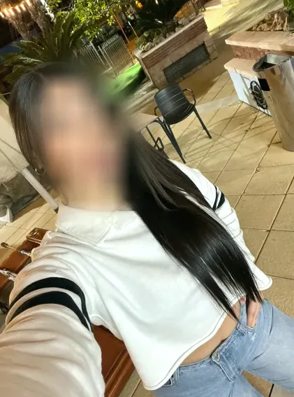 Andrea, 24